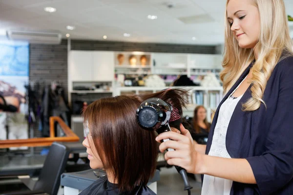 Kvinna att få håret stylad — Stockfoto