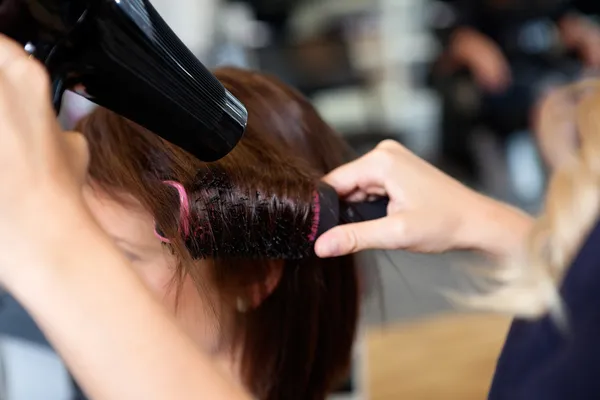 Ajustar el cabello correctamente — Foto de Stock