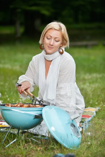 바베 큐에 음식을 준비 하는 여자 — 스톡 사진