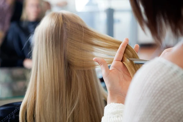 Mujer recibiendo corte de pelo — Foto de Stock