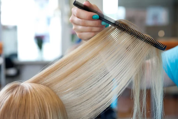 Frisör kamning kvinnliga kundens hår — Stockfoto