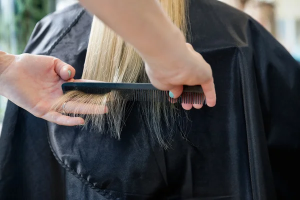 Fryzjerka Czesanie włosów klienta — Zdjęcie stockowe