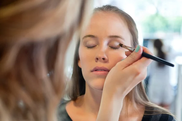 Esteticista aplicación ojo maquillaje —  Fotos de Stock