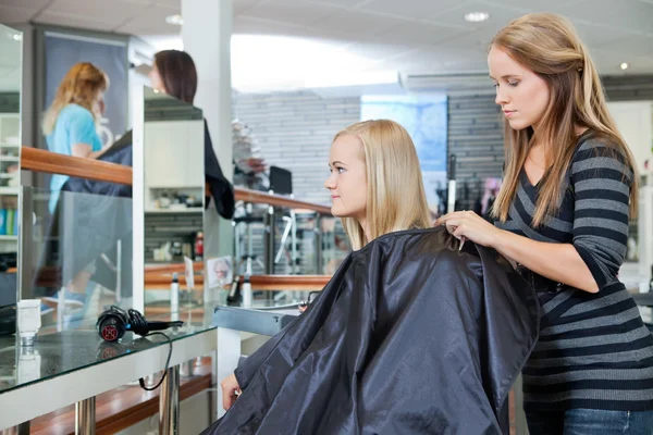 Preparação feminina para corte de cabelo — Fotografia de Stock