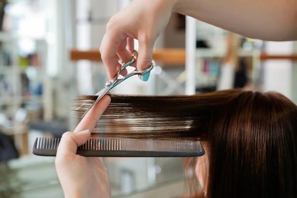 Dare un taglio di capelli — Foto Stock