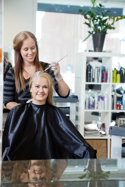 Donna ottenere capelli in evidenza — Foto Stock