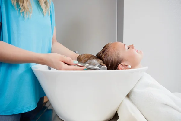 Mycie przed fryzura — Zdjęcie stockowe