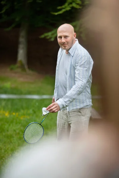 Man spelen badminton in park — Stockfoto