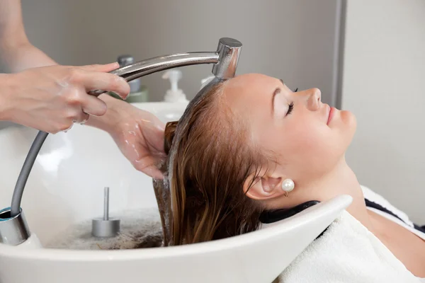 Lavare i capelli al salone — Foto Stock