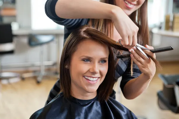 Femme obtenir une coupe de cheveux — Photo