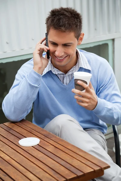 Mann auf Anruf im Café — Stockfoto