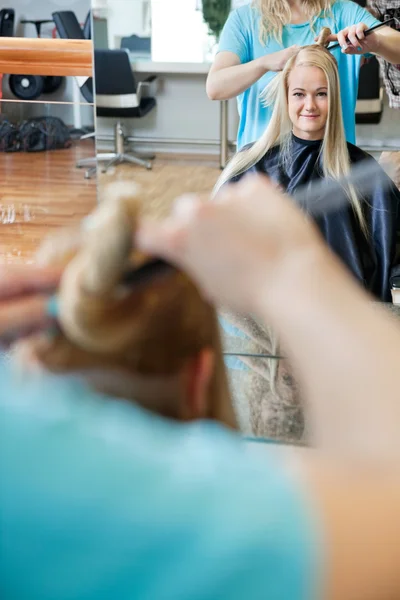 Женщина-клиент получает волосы в салоне — стоковое фото