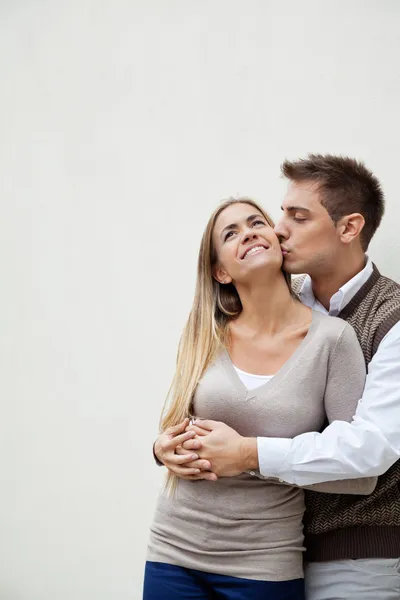 Joven hombre besar novia —  Fotos de Stock