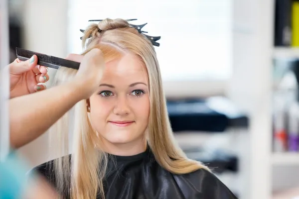 Donna ottenere capelli pettinati — Foto Stock