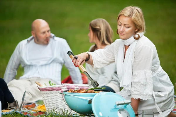 Freunde grillen Picknick im Park — Stockfoto