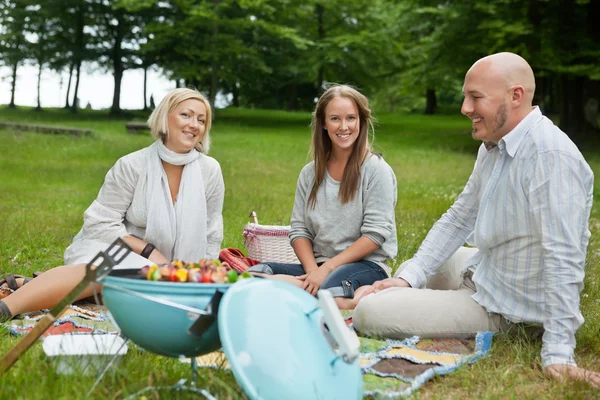 Happy vänner ha picknick — Stockfoto