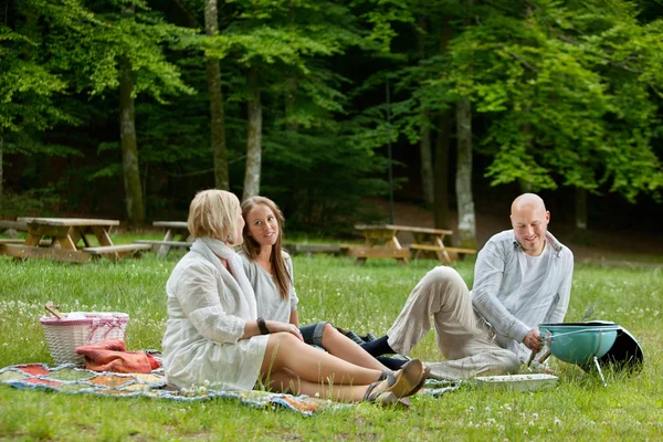 Vrienden met barbecue picknick buiten — Stockfoto