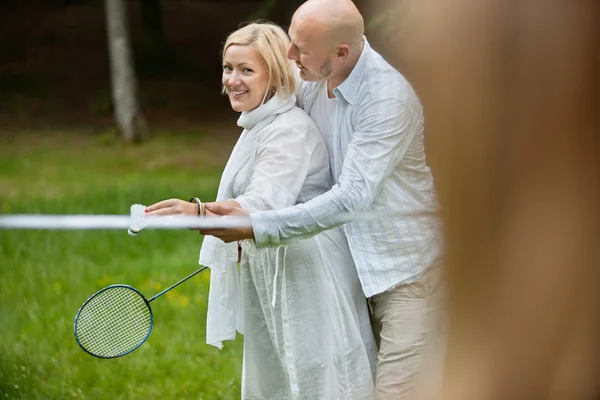 Çift birlikte badminton oynarken — Stok fotoğraf