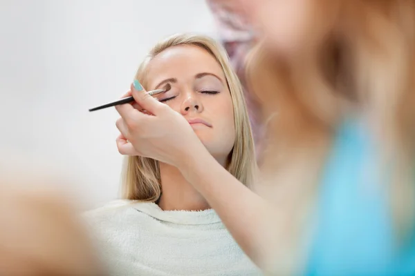 Beautician Applying Eyeshadow — Stock Photo, Image
