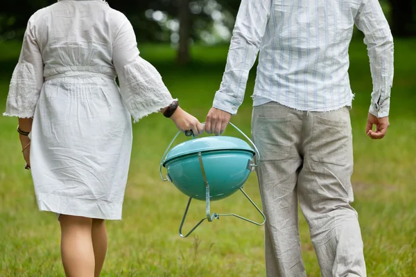 夫妇和便携式烧烤散步 — 图库照片