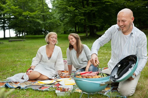 Přátel mít jídlo na venkovní piknik — Stock fotografie