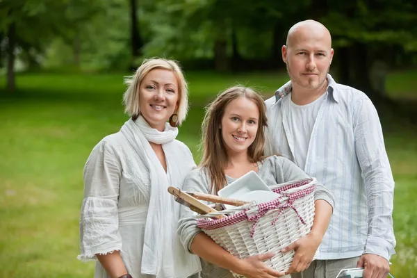 Familjen alla in för en utomhus picknick — Stockfoto