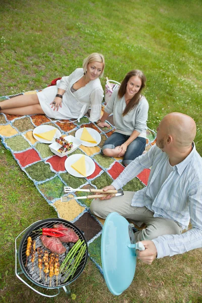 Freunde essen Essen bei einem Picknick im Freien — Stockfoto