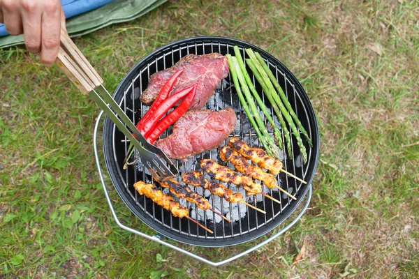 Carne e legumes cozinhando no churrasco — Fotografia de Stock