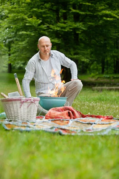 Man på en utomhus picknick — Stockfoto