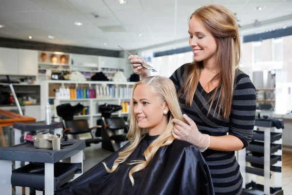 Farbowania włosów w salonie kosmetycznym — Zdjęcie stockowe