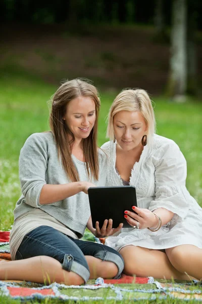 母亲和女儿使用数字平板电脑 — 图库照片