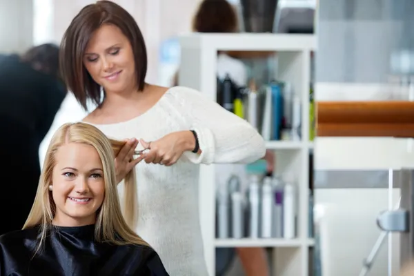 Kadın Başlarken saç kesimi de parlor — Stok fotoğraf