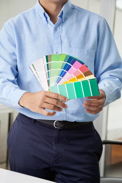 Σχεδιαστής εσωτερικών χώρων κρατώντας δείγματα χρωμάτων — Φωτογραφία Αρχείου