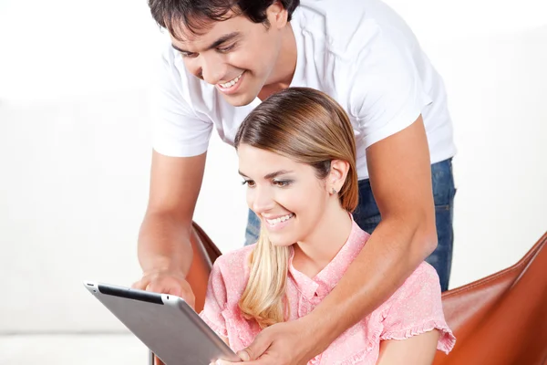 Jeune couple utilisant une tablette numérique — Photo
