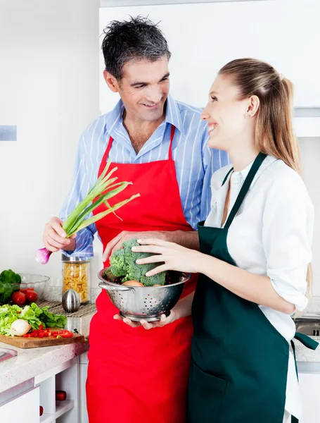Homem e mulher cozinhar na cozinha — Fotografia de Stock