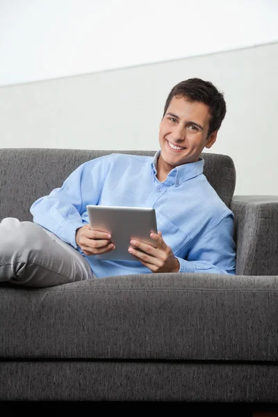 Homme heureux tenant tablette numérique — Photo