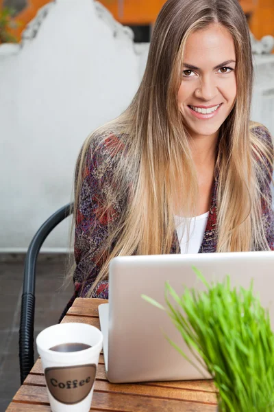 Piękna kobieta z laptopa w kawiarni — Zdjęcie stockowe