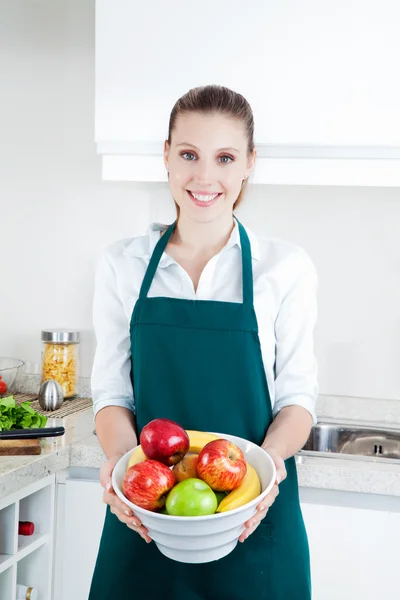 Mulher com frutas na cozinha — Fotografia de Stock