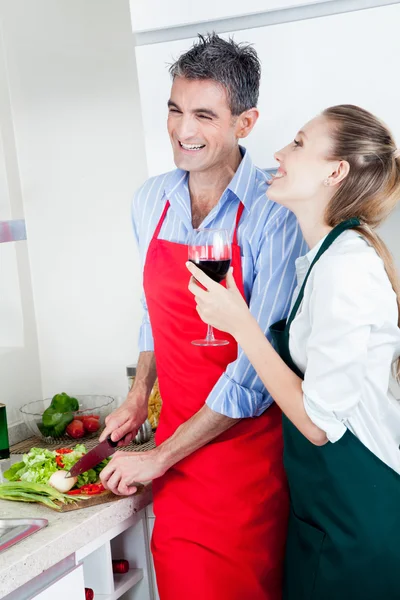 Смеющаяся парочка кулинаров на кухне — стоковое фото