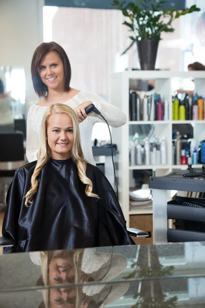 Frau lässt sich Haare kraulen — Stockfoto