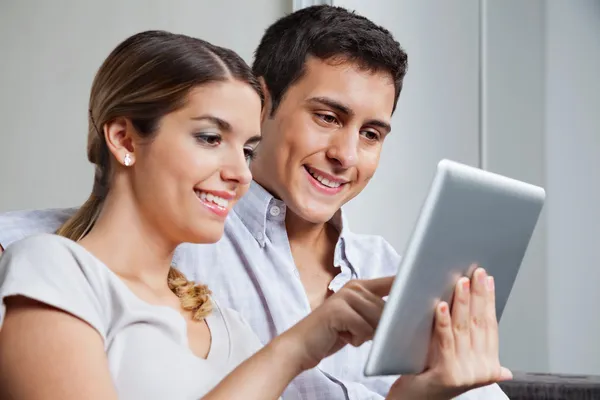 Junges Paar mit Tablet-PC — Stockfoto