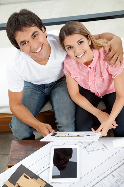 Lyckliga paret med hus plan — Stockfoto