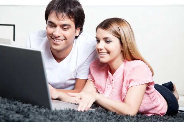 Jeune couple utilisant un ordinateur portable — Photo