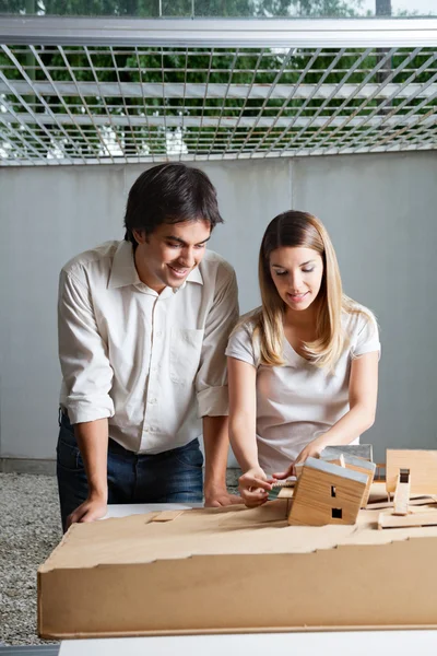 Vrouwelijke architect werkt op model huis — Stockfoto
