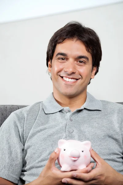 Šťastný muž hospodářství prasátko — Stock fotografie