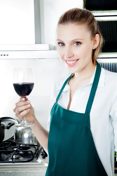 Žena vaření v kuchyni s červeným vínem — Stock fotografie