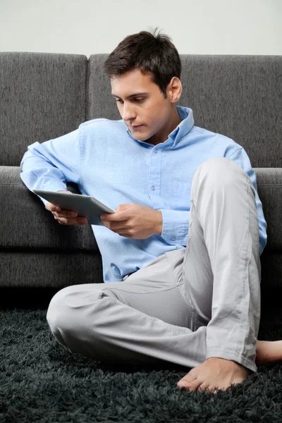 Entspannter Mann mit digitalem Tablet — Stockfoto