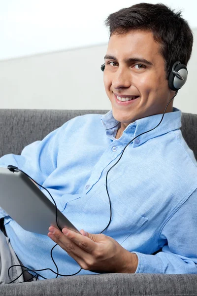 Hombre feliz escuchando música en la tableta digital —  Fotos de Stock