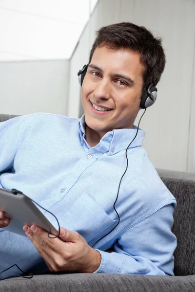 Dijital tablet müzik dinleme genç adam — Stok fotoğraf