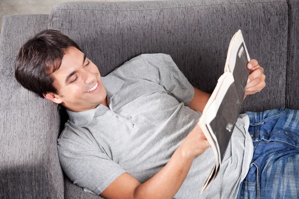 Genç adam gazete okuyor. — Stok fotoğraf